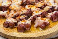 COSHANO 6x Plato de madera para pulpo, pizza, charcuteria, quesos, tapas, entrantes, vajilla para comida, tabla de picar (6x 22cm) - Marrón - Ver 6