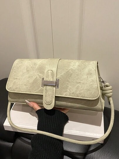 新款复古时尚法棍包，金属配件和皮革腰带装饰，翻盖开口，可调节肩带，小容量轻便简约腋下包