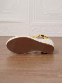 女士厚底坡跟一脚蹬鞋，女士坡跟厚底凉鞋，简约踝带草编鞋，人造革坡跟凉鞋，夏季黄色绑带一脚蹬圆头3.15英寸鞋跟踝带鞋，舒适编织草镂空鞋，尺码34-43，大码女鞋，女士高跟鞋，女士高跟凉鞋，女士高跟鞋，优雅女鞋 - 黃色 - 查看 5