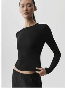 Alo Yoga Ribbed Sea Coast Long Sleeve | Ultra-Soft Signature Ribbed Performance Fabric | Form-Fitting Silhouette | Moisture-Wicking & Anti-Odor Technology | Crew Neck Classic | Essential Studio-To-Street Layer - 黑色 - 查看 6