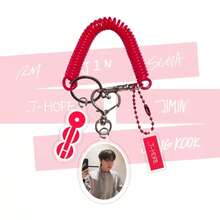 BT/S <2.0> MV 趣味图片 JK V JIMIN JHOPE JIN RM 钥匙扣和手机挂绳，《ARIRANG》新专辑及世界巡回演唱会造型配件，亚克力材质展示摆件，房间装饰配件，桌面配件 - 黑色 - 查看 14