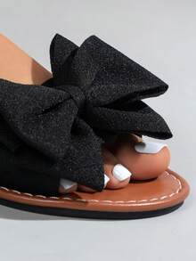Breezelady Women's Black Bow Flat Sandals – Chic Casual Style, Large Fabric Bow Accent, Adjustable Ankle Strap For Custom Fit, Soft Cushioned Footbed & Durable Sole For All-Day Comfort. Crafted With Breathable Textile Material, These Sandals Blend Sweet Charm With Everyday Practicality. Perfect For Summer Outings: Pair With Denim Shorts For A Relaxed Weekend Look, Match With Sundresses For Brunch Dates, Or Style With Midi Skirts For A Cute Casual Vibe. Ideal For College Students, Office Workers (For Casual Fridays), And Fashion Women Who Love Effortless, Eye-Catching Footwear. Lightweight & Versatile: The Open-Toe Design Keeps Feet Cool In Warm Weather, While The Minimalist Silhouette Ensures Easy Pairing With Any Summer Wardrobe. Whether You're Running Errands, Meeting Friends, Or Exploring A New City, These Sandals Offer Both Style And Comfort. A Must-Have Addition To Your Summer Shoe Collection – Equal Parts Adorable And Functional! - màu đen - Xem 8