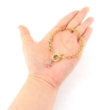 1 pieza Nuevo brazalete de cadena de acero inoxidable dorado con dije de margarita colorida clásica para mujer - margarita - Ver 3