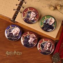 Harry Potter 1枚圆形徽章，闪亮系列 - 哈利、赫敏、卢娜、罗恩、德拉科闪光徽章 - 魔法收藏徽章，激光浮雕银色，魔法世界铁皮徽章，角色和场景设计 - 完美的动漫和电影周边收藏品 - 素色 - 查看 8