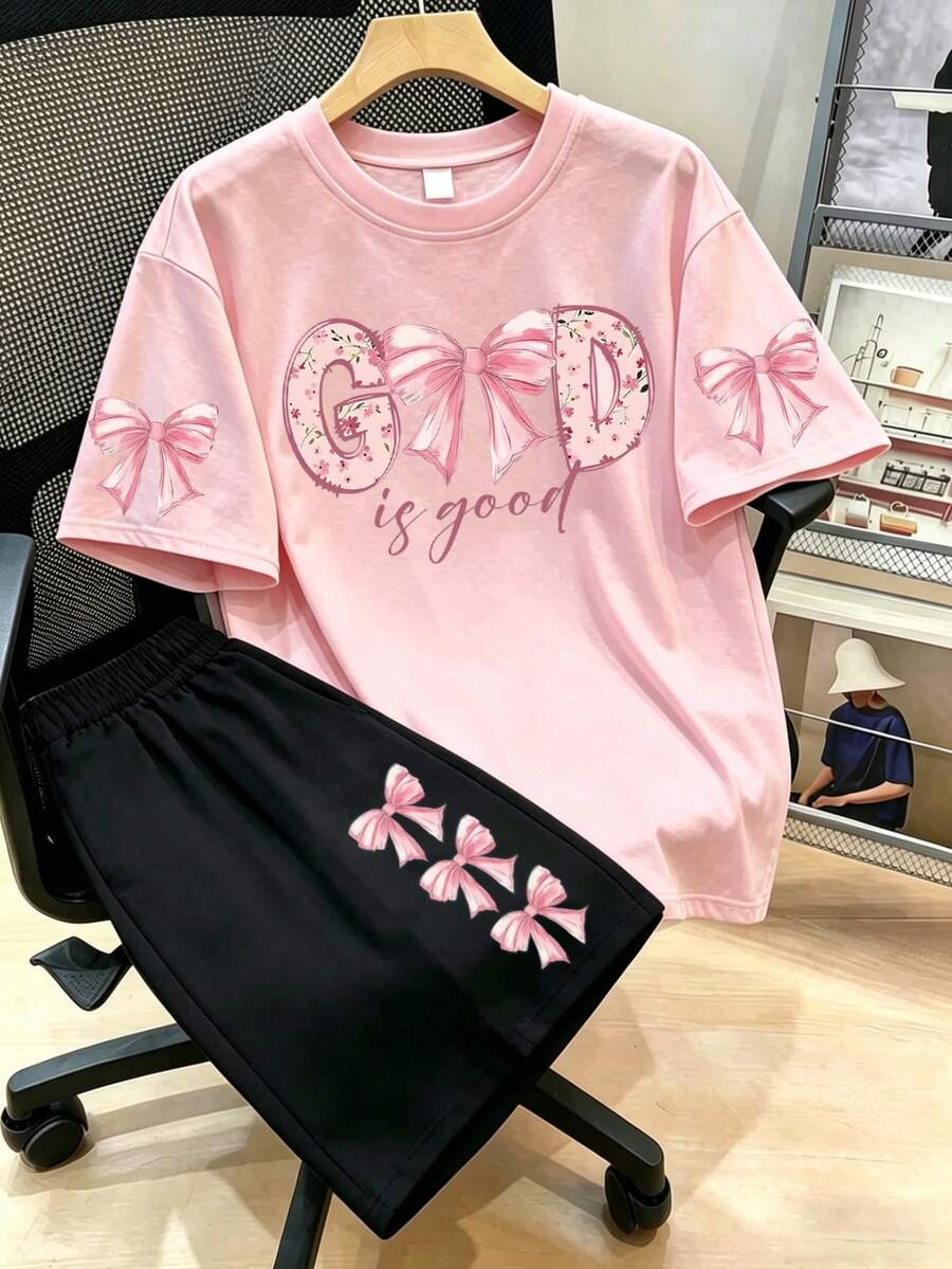 Bộ 2 món dành cho nữ, kiểu dáng ngọt ngào, gồm nơ thắt cổ, áo phông in chữ và quần short, chất liệu mềm mại, thoải mái, thích hợp mặc đi học hè hàng ngày. - Hồng - Xem 1
