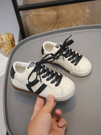 1 双儿童鞋，PU 皮革鞋面，闪亮星形图案，透气平底，防滑，男女童百搭休闲运动鞋，适合春、夏、秋、冬四季，可用于上学、篮球、聚会、旅行等场合（温馨提示：34、35、36 码偏大，请根据实际脚长购买）。