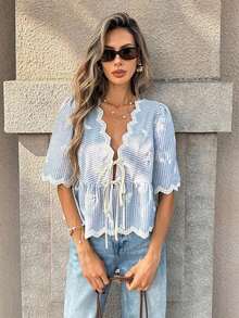 PariChic Edición de verano: Blusa azul de escote en V francés - Adornada con mangas abultadas, ribetes de encaje con volantes, bordados delicados y un cordón ajustable en la cintura, esta blusa corta que estiliza la cintura eleva la feminidad sin esfuerzo.Blusa azul y blanca, blusa azul claro, blusa de primavera, blusa de verano, blusa con volantes, blusa para mujer, tops casuales y elegantes para mujer en verano, blusa de estilo francés, atuendos de primavera para mujer, atuendos de verano para mujer - Azul y blanco - Ver 6