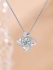 1 chiếc dây chuyền hình cỏ bốn lá rỗng đính đá Zirconia, kiểu dáng tối giản với hai vòng móc ngang xương đòn, thích hợp để đeo hàng ngày. - gửi tới người mẹ xinh đẹp của tôi - Xem 3