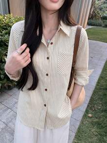 Áo sơ mi dáng rộng, cổ bẻ, một túi, màu mơ nhạt, kẻ sọc, thích hợp mặc đi làm, kiểu dáng thoải mái và tôn dáng. - Sọc mơ - Xem 3