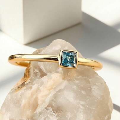 Charm-In Nhẫn solitaire hình vuông mạ vàng 18K đính đá Cubic Zirconia màu xanh dương, trang sức tối giản có thể đeo chồng lên nhau dành cho nữ.