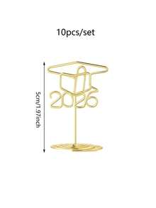 Bộ 10/5/1 giá đỡ số bàn hình mũ tốt nghiệp năm 2026, giá trưng bày ảnh tốt nghiệp hình mũ, giá đỡ ảnh màu vàng dùng làm vật trang trí trung tâm, giá đỡ số bàn tốt nghiệp, giá đỡ thẻ cho tiệc tốt nghiệp năm 2026, đồ dùng trang trí tiệc tốt nghiệp, tiệc cưới, tiệc sinh nhật. - Xem 3