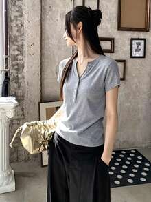 女士纯灰色亨利领针织衫，纽扣前襟，卷边袖口，短袖，修身休闲日常夏季针织衫 - 灰色 - 查看 2