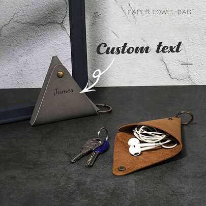 Túi đựng đồ kiểu dáng cổ điển Châu Âu và Mỹ, hình tam giác, có móc khóa, dùng để đựng cáp dữ liệu và tai nghe Bluetooth, có thể in logo theo yêu cầu. Thích hợp để trang trí khi đi chơi, đựng tai nghe, tiền xu, chìa khóa, tiện mang theo, dùng trong các bữa tiệc, làm quà tặng, v.v.