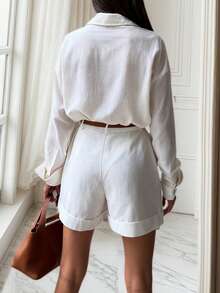 Conjunto de blusa y pantalones cortos de mujer de tela slub similar al lino, ligeramente transparente, en color blanco. Conjunto de shorts elegante y casual para playa y vacaciones, sin cinturón, para primavera - Blanco - Ver 5