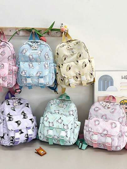 SANRIO Ba lô Hello Kitty Kawaii dành cho trẻ mẫu giáo - Túi đeo vai in hình hoạt hình dễ thương, dung tích lớn, nhẹ, chất liệu vải không mùi. Đường may chắc chắn và các ngăn chứa đồ được thiết kế khoa học, phù hợp cho các chuyến đi chơi, hoạt động ngoài trời và sử dụng hàng ngày. Khóa ngực chống trượt và các chi tiết phản quang giúp đảm bảo an toàn, thiết kế mềm mại và thoải mái khi mang.