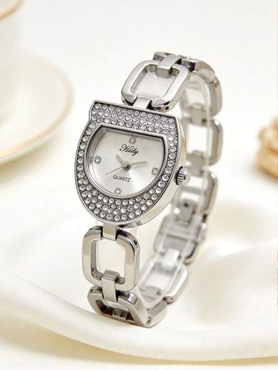 这款优雅复古的女士石英表，表盘镶嵌水钻，合金表壳，尽显奢华精致，简约时尚，适合日常通勤和办公场合，与现代休闲服饰完美搭配，是外出、工作、通勤、派对、婚礼的理想之选，也是生日、周年纪念日、母亲节和其他特殊场合送给妻子、姐妹、朋友和家人的完美礼物，是一款精致的女士腕表配饰。