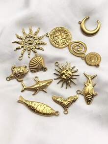 1件套时尚百搭18K镀金不锈钢海洋生物主题吊坠套装（包含太阳花贝壳、螺旋、鱼尾罗盘设计），夏季海滩度假项链、手链、DIY珠宝配件 - 金黃色 - 查看 1