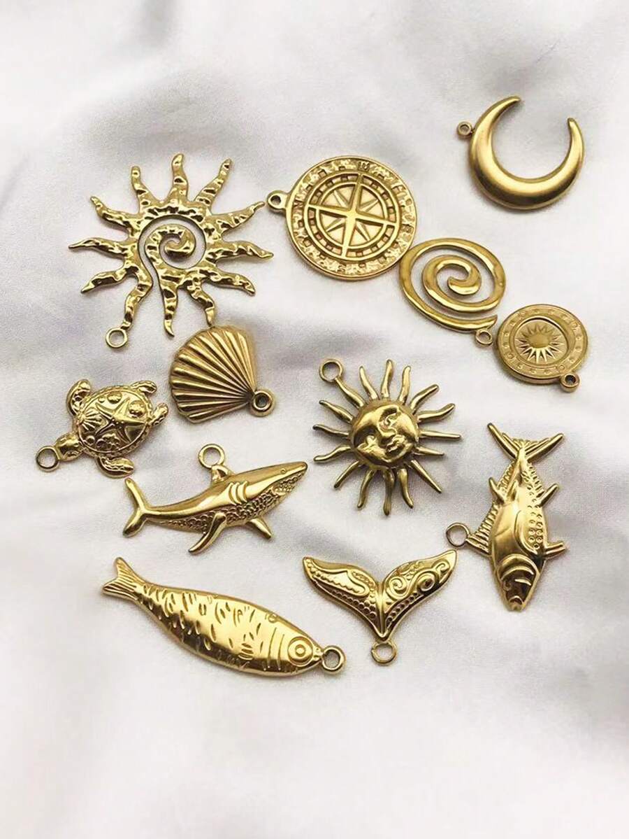 1件套时尚百搭18K镀金不锈钢海洋生物主题吊坠套装（包含太阳花贝壳、螺旋、鱼尾罗盘设计），夏季海滩度假项链、手链、DIY珠宝配件 - 金黃色 - 查看 1