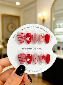 Bộ 10 móng tay giả hình hạnh nhân thủ công, mang phong cách cổ điển thập niên 2000 của các cô gái Shibuya, màu đỏ hồng với họa tiết vằn ngựa đỏ, điểm xuyết họa tiết ngôi sao và chấm bi đỏ nhỏ, trang trí bằng đá quý đỏ. Những bộ móng xinh đẹp này phù hợp cho cả phụ nữ và bé gái, hoàn hảo cho các bữa tiệc, đám cưới và sử dụng hàng ngày, kèm theo bộ dụng cụ. - Màu Hồng Tươi - Xem 6