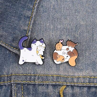 2枚猫咪一家珐琅徽章，柔和可爱风格，描绘了猫妈妈抱着小猫和熟睡的小猫，适合爱猫人士和母爱爱好者装饰帆布包。