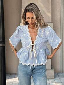PariChic Edición de verano: Blusa azul de escote en V francés - Adornada con mangas abultadas, ribetes de encaje con volantes, bordados delicados y un cordón ajustable en la cintura, esta blusa corta que estiliza la cintura eleva la feminidad sin esfuerzo.Blusa azul y blanca, blusa azul claro, blusa de primavera, blusa de verano, blusa con volantes, blusa para mujer, tops casuales y elegantes para mujer en verano, blusa de estilo francés, atuendos de primavera para mujer, atuendos de verano para mujer - Azul y blanco - Ver 5