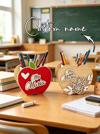 1 chiếc hộp đựng bút hình quả táo khắc tên theo yêu cầu, thiết kế hoa văn rỗng, thích hợp để đựng đồ dùng trên bàn làm việc trong lớp học hoặc văn phòng. Hộp đựng bút hình quả táo bằng gỗ kiểu trường học với thiết kế hoa văn rỗng, thích hợp làm hộp đựng đồ dùng trên bàn học cho học sinh.
