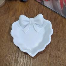 1件心形珠寶盒，採用3D列印技術製成，適用於梳妝台、洗手台和珠寶收納。它是家居裝飾、辦公桌和珠寶盒的理想選擇。 - 彩色 - 查看 6