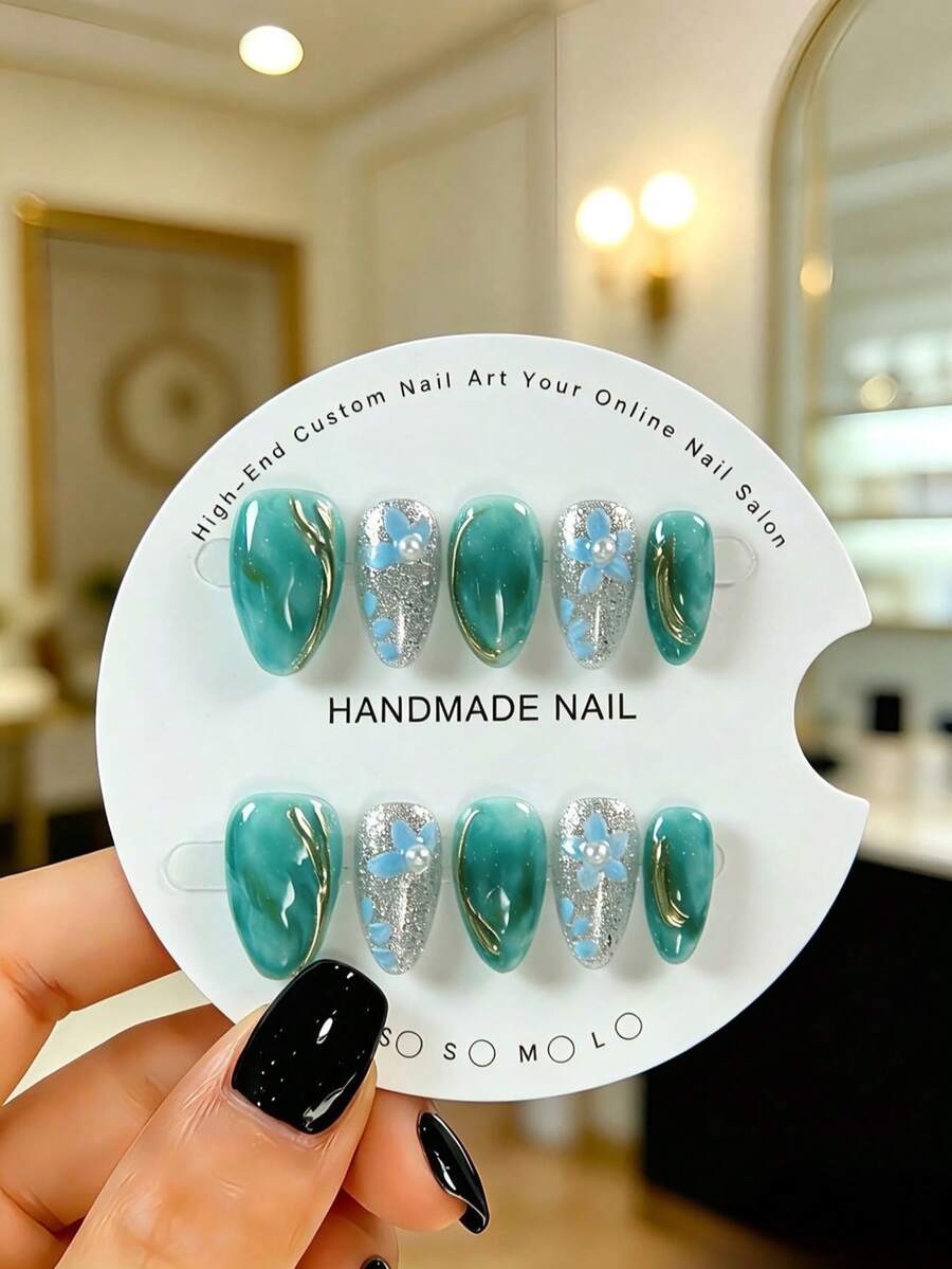 Bộ 10 móng tay giả hình hạnh nhân thủ công. Chúng có thiết kế ombre màu xanh ngọc bích, được điểm xuyết bằng những bông hoa 3D màu xanh vẽ tay và các chi tiết trang trí ngọc trai. Bộ móng giả xinh đẹp và quyến rũ này rất phù hợp cho các quý cô và các bạn gái sử dụng trong các bữa tiệc, đám cưới và hàng ngày, và đi kèm với bộ dụng cụ. - Màu xanh Bạc hà - Xem 1