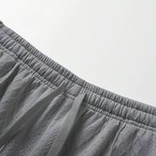 男士灰色短袖 Polo 衫和抽绳短裤两件套，Polo 衫采用菱形纹理拉链设计，短裤采用松紧腰带，面料透气顺滑，适合夏季海滩度假穿着。 - 灰色 - 查看 9