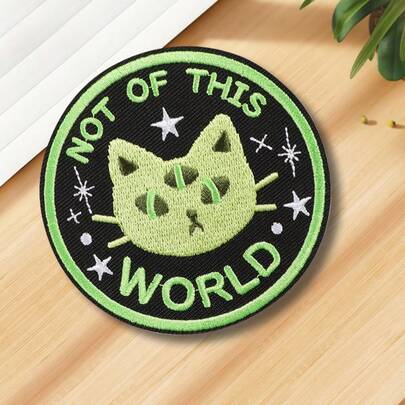 1 miếng dán chuyển nhiệt chữ "Not Of This World", hình mèo ngoài hành tinh ba mắt màu xanh lá cây, hình thêu trang trí quần áo chủ đề khoa học viễn tưởng (thích hợp cho áo khoác, ba lô, mũ)