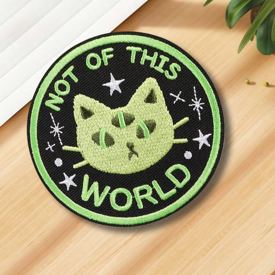 1个“Not Of This World”字母热转印贴片，绿色三眼外星猫刺绣贴片，科幻太空DIY服装装饰贴纸（适用于夹克、背包、帽子）