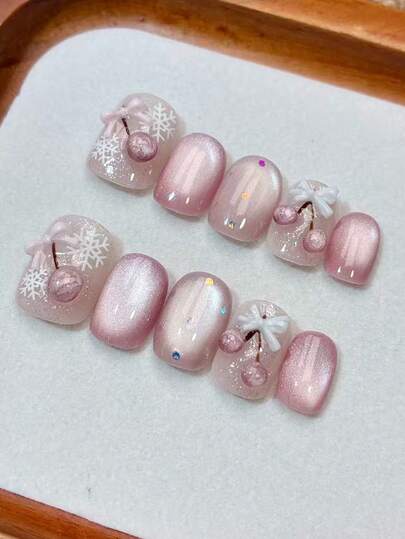 Trải nghiệm làm móng cao cấp như ở salon ngay tại nhà! Bộ 10 móng giả dán thủ công, móng giả ngắn hình vuông bo tròn, kiểu dáng Giáng sinh mùa đông ngọt ngào với họa tiết quả anh đào hồng 3D và bông tuyết trắng, lớp phủ bóng mắt mèo, đầu móng giả acrylic tái sử dụng với miếng dán gel và bộ dũa móng, hoàn hảo cho sử dụng hàng ngày.