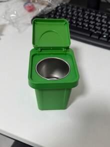 1 chiếc gạt tàn treo tường bằng thép không gỉ có nắp đậy, cũng có thể dùng như thùng rác treo. Đây là vật trang trí nhà cửa và phòng tắm sáng tạo, phù hợp cho phòng khách, phòng ngủ, làm quà tặng ngày lễ, nhà ở, văn phòng, phòng tắm và nhà bếp. - A - Xem 10