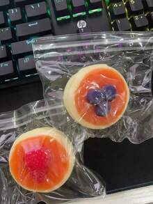 草莓蓝莓慕斯奶油软萌玩具，逼真蛋糕造型，解压神器，是节日、生日、圣诞节和派对的理想礼物。 - 多色 - 查看 8