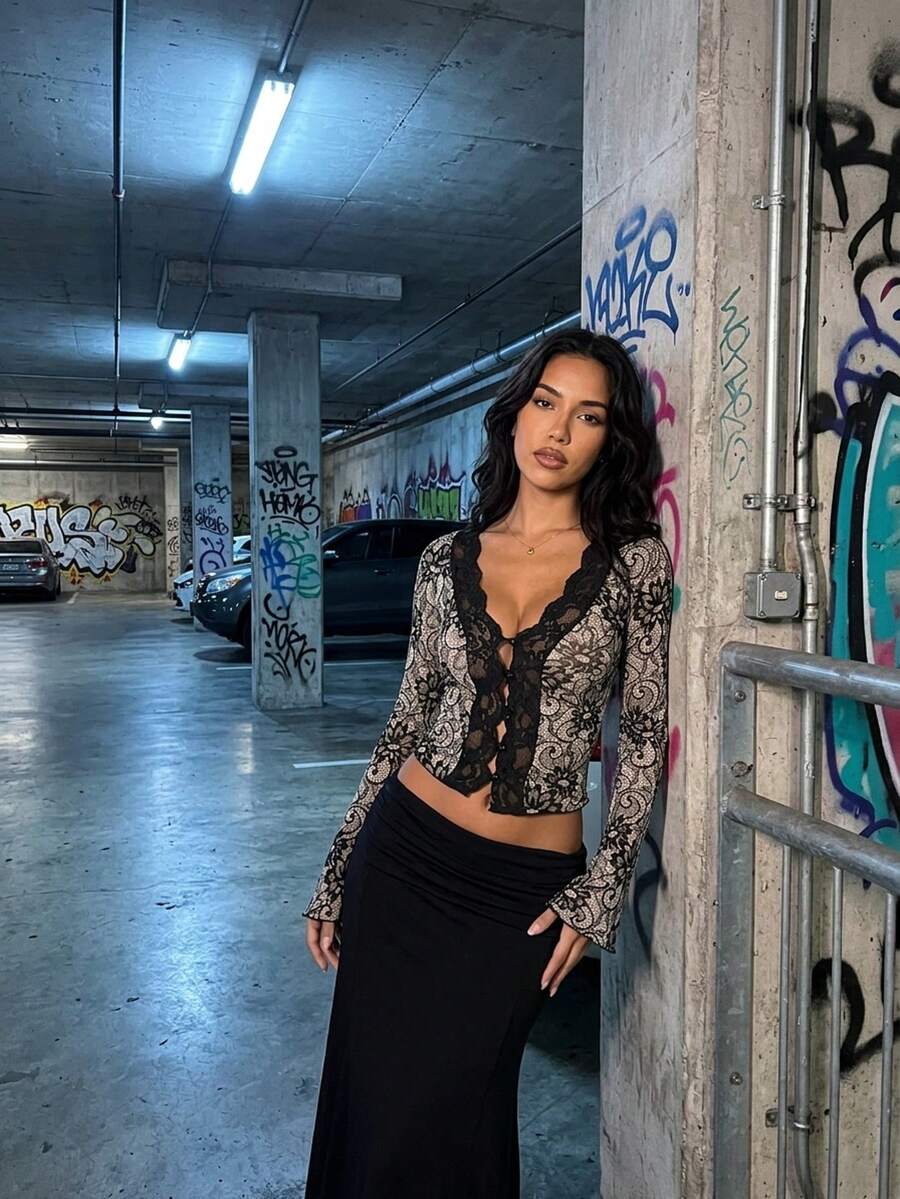 The Ultimate Night Out Top - A Head-Turning Lace-Up Shirt With A Deep Plunge Neckline - 黑色 - 查看 1