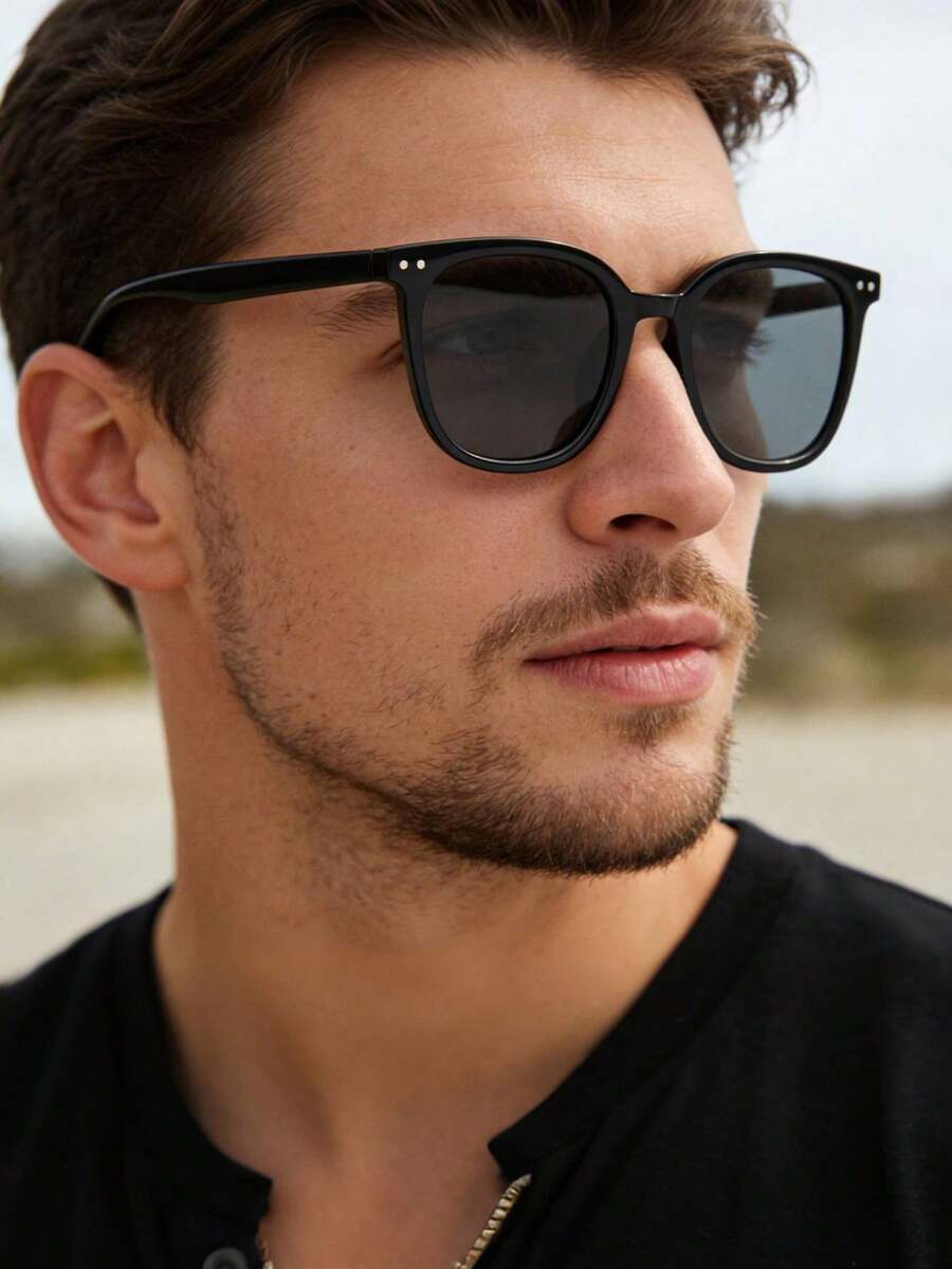 1 st. herrglasögon med fyrkantiga bågar, klassiska, svarta polykarbonatbågar, gråa linser, avslappnad stil, lätt, lämplig för daglig pendling, med glasögonlåda