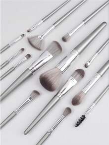 14件套高端化妆刷套装，包含粉底刷、大号刷、散粉刷、眼影刷、遮瑕刷、睫毛刷和面部化妆刷组合系列，适合初学者和化妆专家使用。 - 銀色 - 查看 4