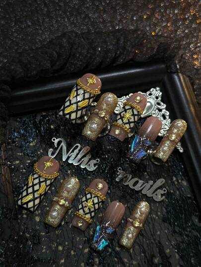 10片装手工全覆盖长方形亚克力美甲套装，金色美甲，黑白格纹法式美甲，金色珠光，手绘黑色格纹线，3D金链、金叶、白珍珠、不规则宝石、金钻、星光等美甲配件，复古华丽甜美酷炫风格，Y2K风格百搭美甲套装，适合女性日常、派对、节日、主题派对等场合使用（内含：一片果冻胶和一条摩擦条）美甲用品