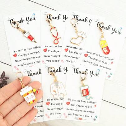 1/7 stuks cartoon sleutelhangers met medisch personeel, inclusief bedankkaartje. Ideaal aanmoedigingscadeau voor collega's, cadeau voor de Dag van de Verpleegkundige, klein cadeautje voor aspirant-verpleegkundigen. Kan ook als tashanger gebruikt worden. Cadeau voor moeder, vader, afstuderen en leraar.