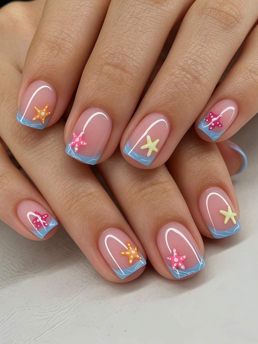 Bộ 24 miếng dán móng tay acrylic vuông ngắn, họa tiết sóng xanh trắng kiểu Pháp, bộ sưu tập Xuân/Hè bao gồm các màu hồng tươi tắn, vàng kem, họa tiết sao biển, với đầu móng kiểu Pháp màu xanh dương, bộ móng giả phủ toàn bộ móng, kèm theo 1 miếng dán keo và 1 cuộn băng keo mini, giao hàng ngẫu nhiên. - Màu xanh nhạt - Xem 1