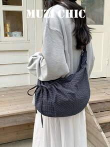 这款女士深灰色格子尼龙斜挎包采用抽绳设计和可调节肩带，适合学生、上班族和妈妈们日常使用。它非常适合通勤、上学、购物和日常外出。 - 藍色 - 查看 1