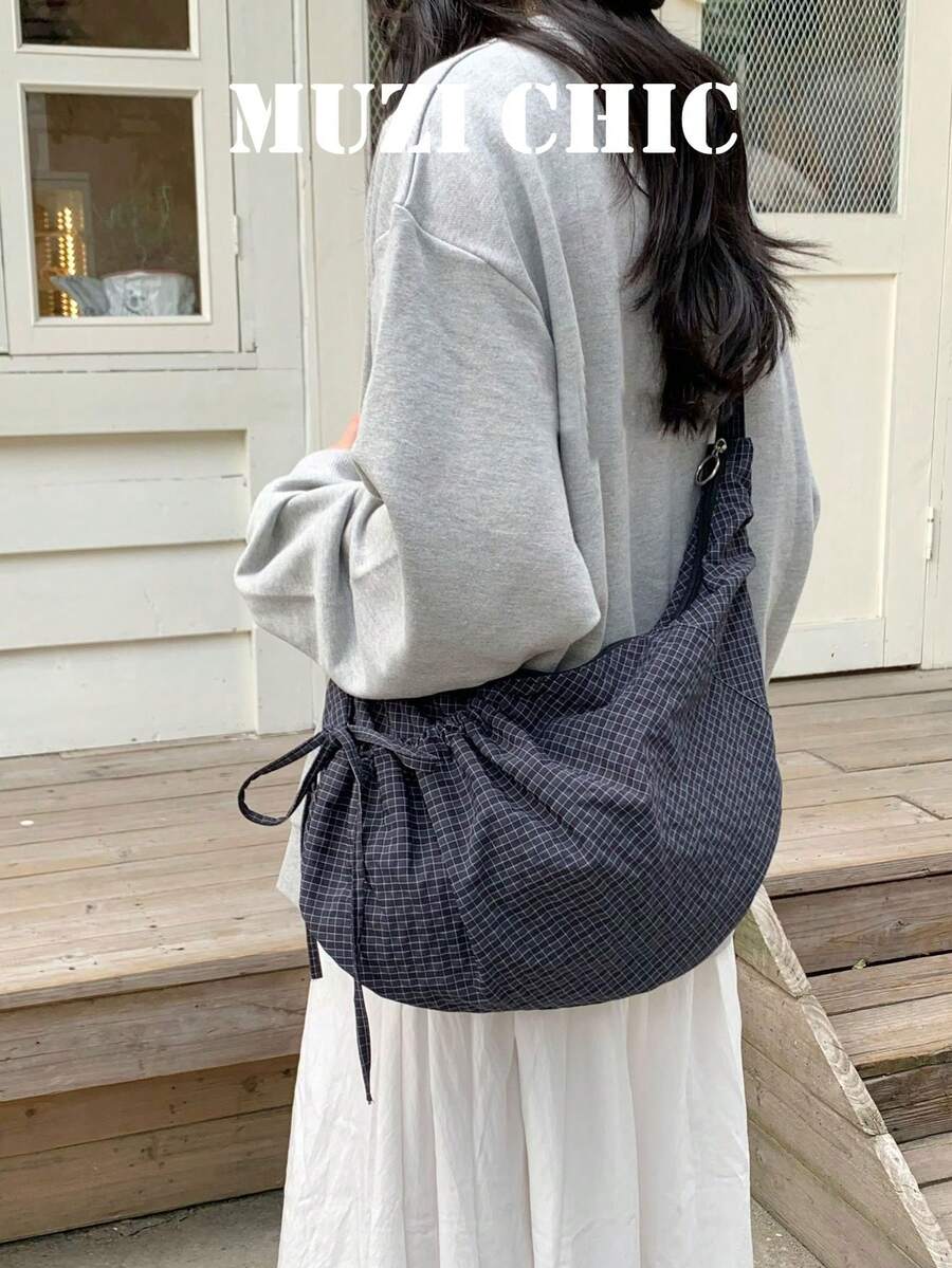 这款女士深灰色格子尼龙斜挎包采用抽绳设计和可调节肩带,适合学生、上班族和妈妈们日常使用。它非常适合通勤、上学、购物和日常外出。 - 藍色 - 查看 1