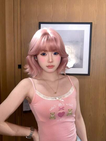 alicegarden 这款12英寸长的合成短波波头假发，拥有自然卷曲的发型，并染成了迷人的粉色。它带有刘海设计，采用耐热纤维制成，经久耐用。这款假发非常适合女士日常佩戴，外观自然逼真，也是送给女性的理想礼物。