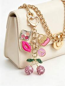 优雅精致的镶钻樱桃吊坠钥匙扣，美妆主题吊坠，搭配粉色圆形字母A-Z吊坠，Y2K风格，可爱的粉色樱桃、玫瑰嘴唇、眼影盘和面团设计，夏日粉色，适合挂在背包、手提包、钱包、沙滩包、耳机盒、手机上。 - 多色 - 查看 9