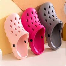 2026 Nuevos zapatos de verano transpirables con agujeros, zapatos antideslizantes para jardinería, zapatos para playa y parque acuático, diseño hueco, al por mayor - Zapatillas de mujer - Ver 2