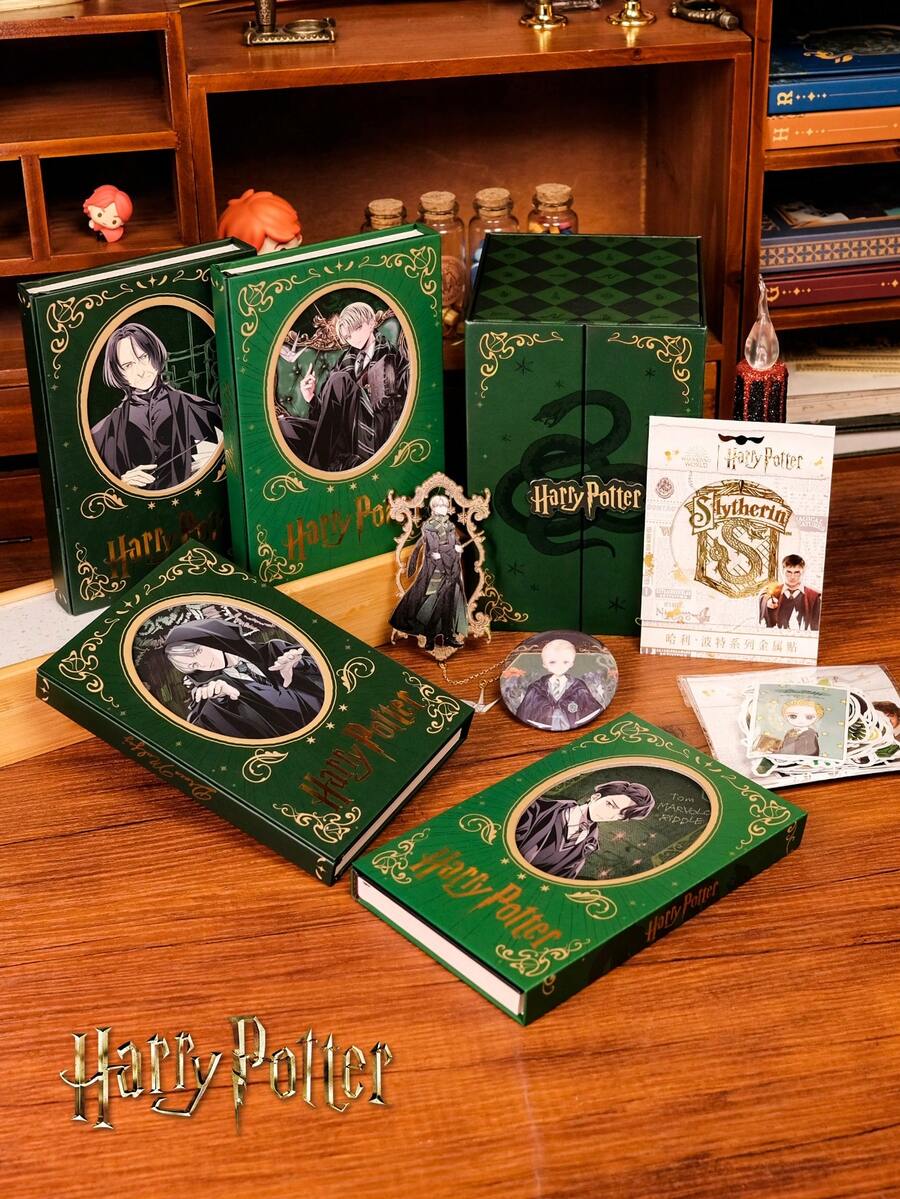 Harry Potter 1組筆記本禮盒,包含4本金色蛇院主題筆記本、50張酷貼紙、1個馬爾福金屬鏤空書籤、1個馬爾福馬口鐵徽章 - 帶有蛇院標誌與角色色彩的高級日記本,適合創意寫作、日常筆記、旅行日誌、個人規劃,給粉絲與收藏家的完美魔法禮物 - 彩色 - 查看 1