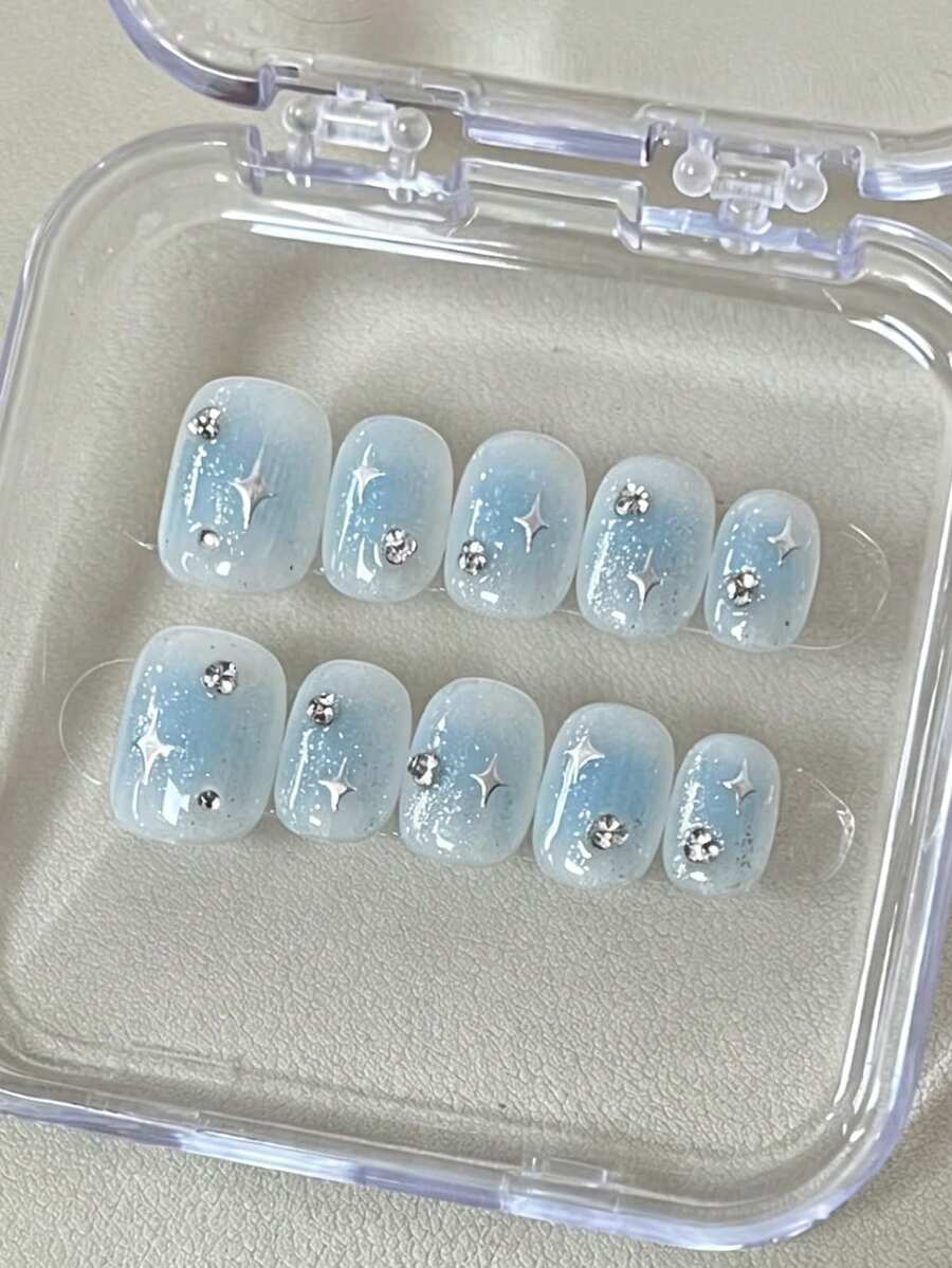 10片纯手工制作的按压式美甲片，短款椭圆形，蓝色系，可爱甜美风格，乳白色浅蓝色渐变，点缀星形水钻，清新仙女美甲，短款椭圆形，适合女性和女孩日常佩戴，春夏秋冬节日派对及日常生活使用。 - 藍色 - 查看 1