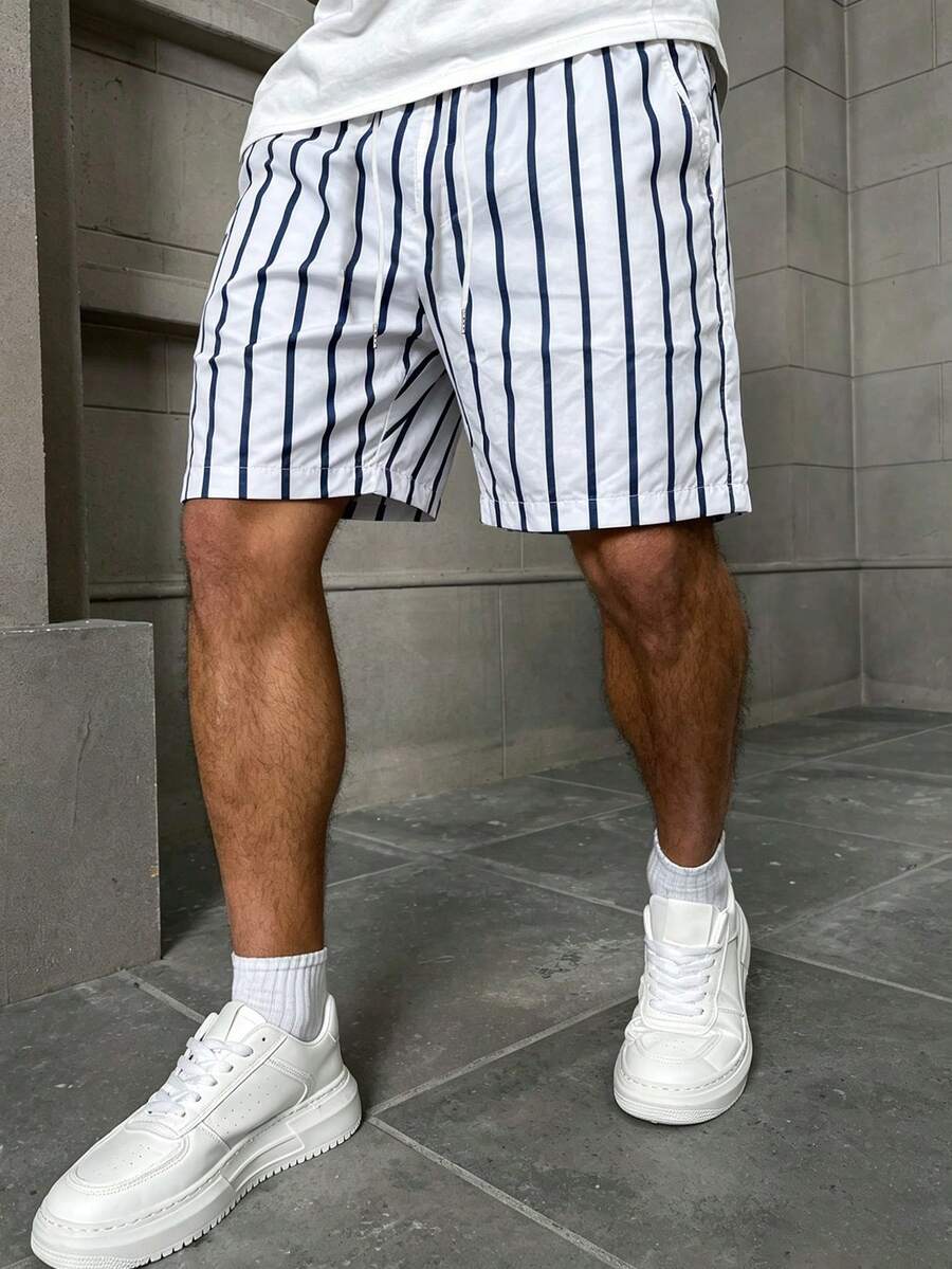 男士蓝白条纹沙滩短裤，休闲日常穿着及度假之选 - 黑與白 - 查看 1