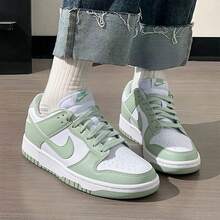 Nike 女款 Dunk 舒适柔软休闲百搭日常低帮运动鞋，白色和绿色 - 白綠色 - 查看 3