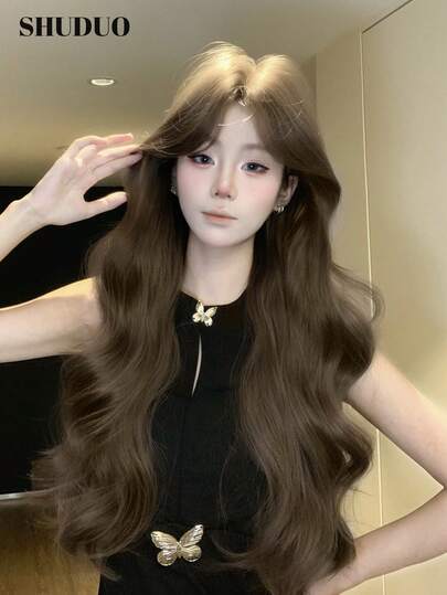 alicegarden 28 Inch Long Synthetic Curly Wig, Presenting Natural Wavy Hairstyle, Charming Coffee Brown Color. Middle Part Design, Made Of Heat-Resistant Fiber To Ensure Durability. This Wig Is Suitable For Daily Use, Presenting A Natural And Realistic Appearance, Also An Excellent Gift For Ladies.